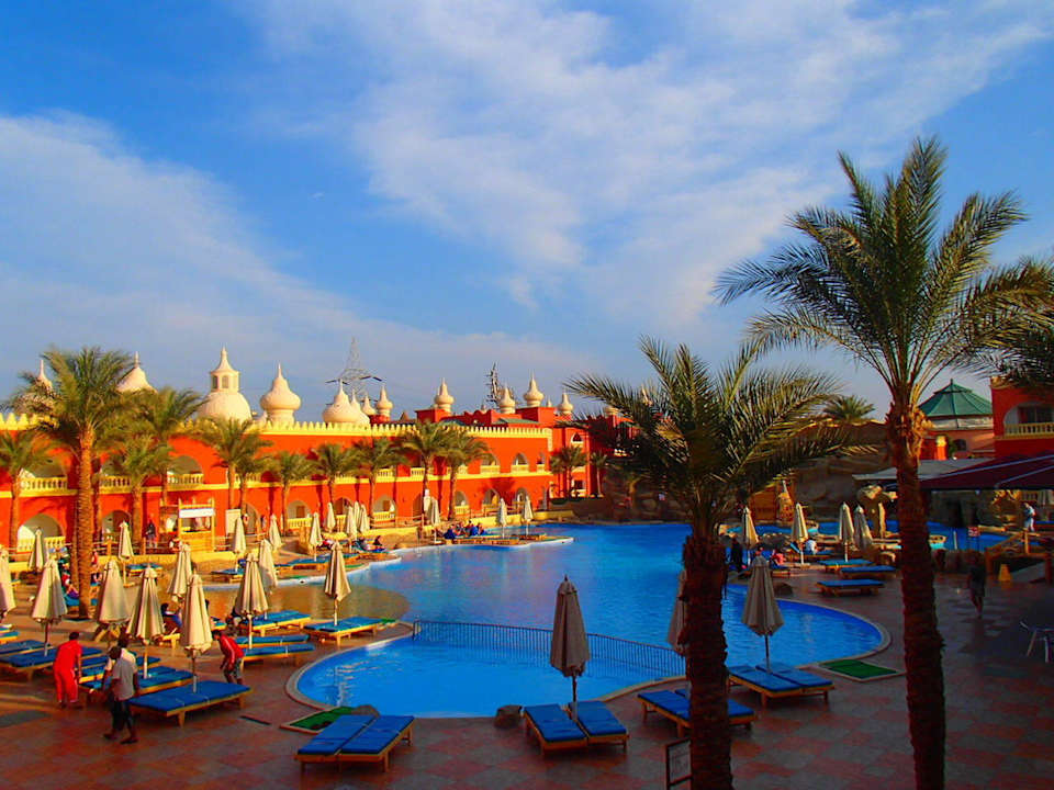 Вид на бассейн Pickalbatros Alf Leila Wa Leila Resort - Neverland Hurghada