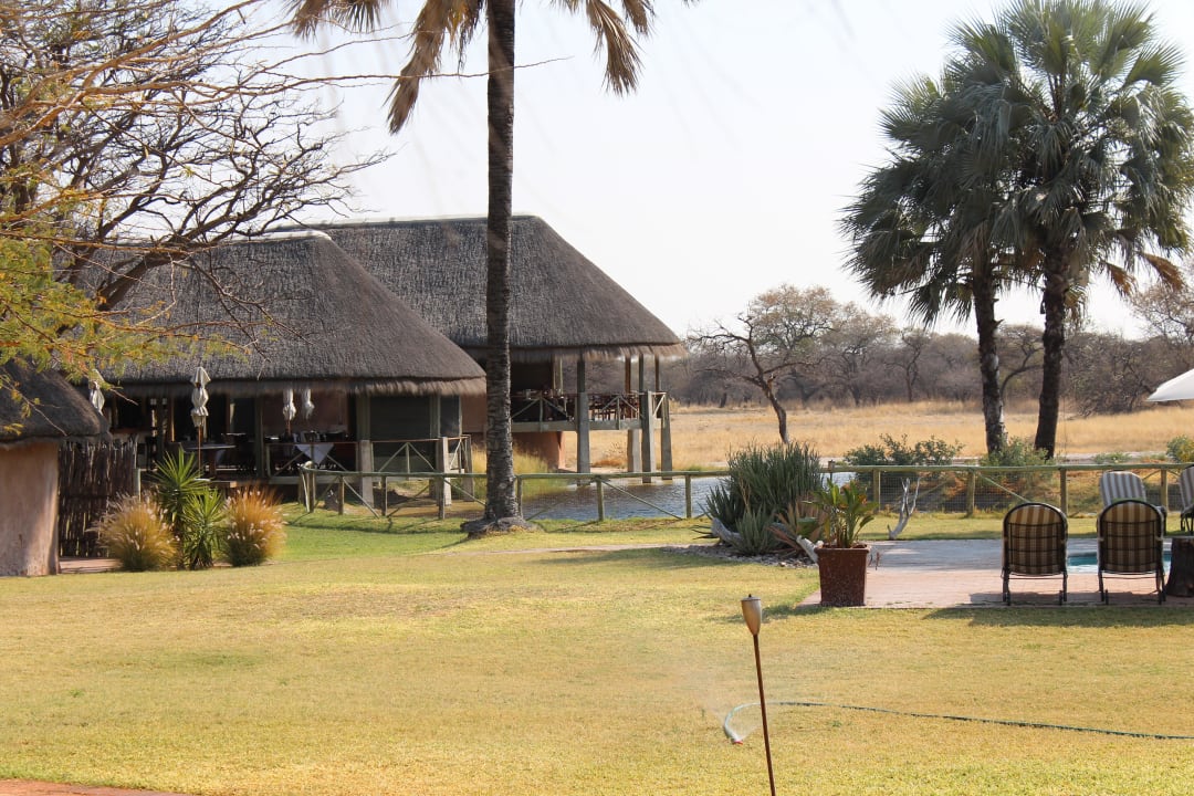 Restaurant und Wasserloch Onguma Game Reserve