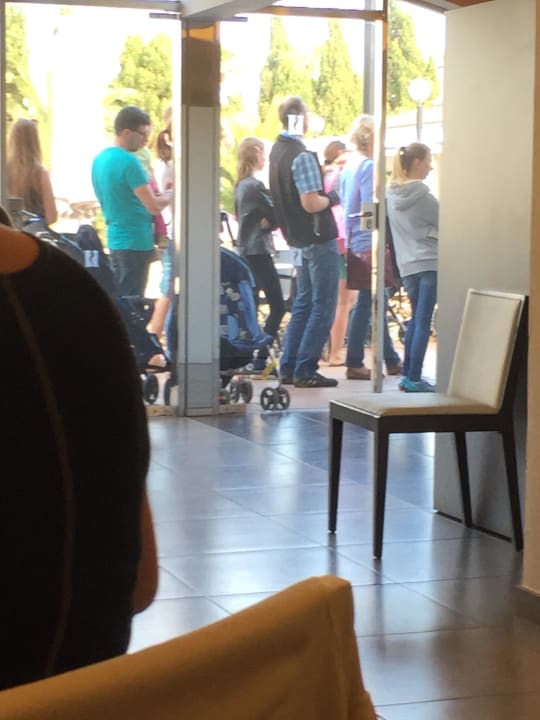 Schlange zum Restaurant Hipotels Mediterraneo Club