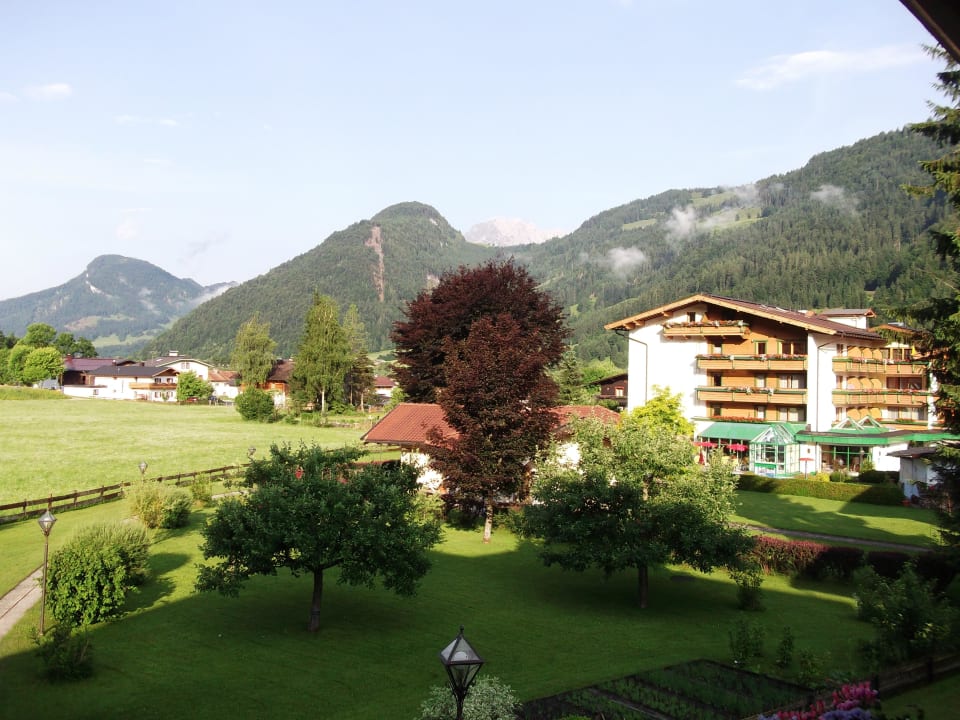Blick vom Gästehaus auf das Hotel Vitalhotel Berghof