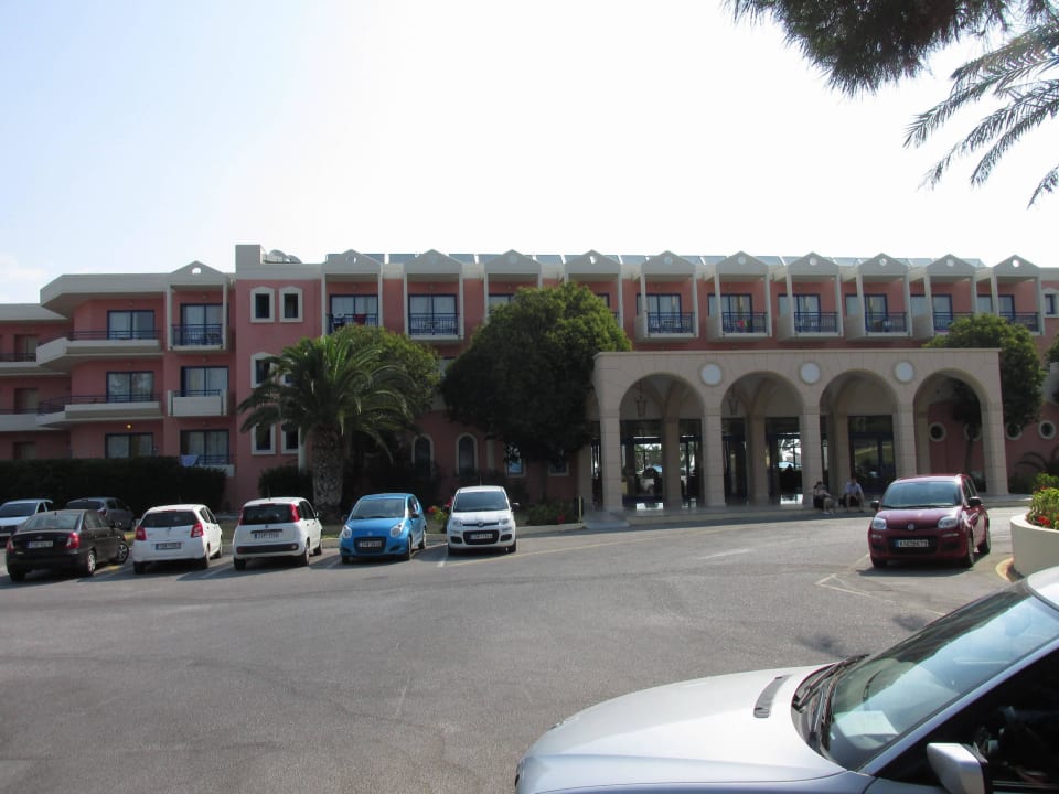 Parkplätze vor dem Hoteleingang  Kresten Palace Hotel