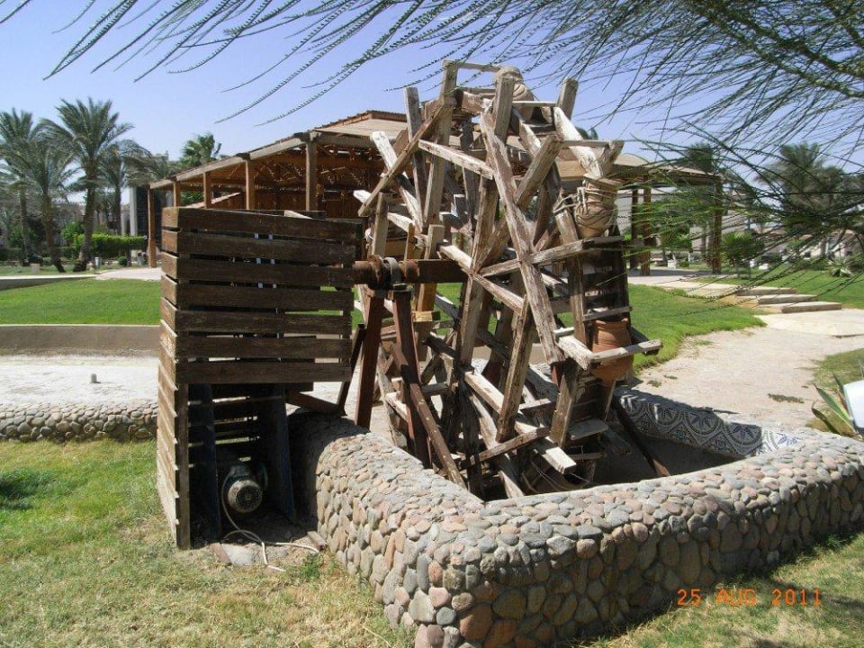 Altes Wasserrad in der Anlage, ausser Betrieb Beach Albatros Resort