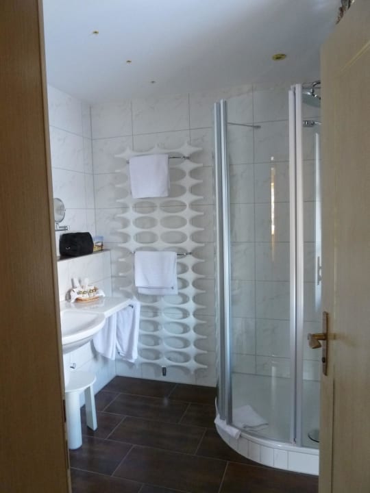 Großes Bad der Suite Hotel Edelweiss Garni