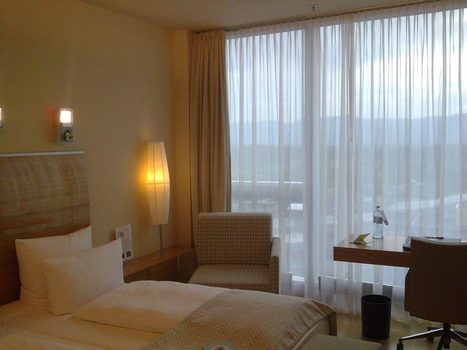 Zimmer Bett Ausblick Four Points by Sheraton Panoramahaus Dornbirn
