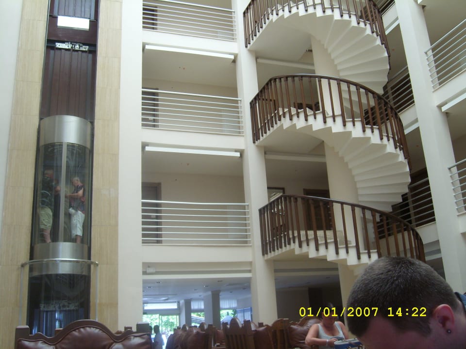 Fahrstuhl und Treppe in der Lobby zu den Zimmern Nerton Hotel - Erwachsenenhotel ab 16 Jahren