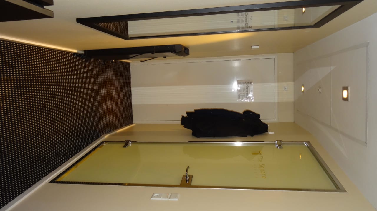 Kleiner Gang, rechts gehts zum Bad Hotel The Square