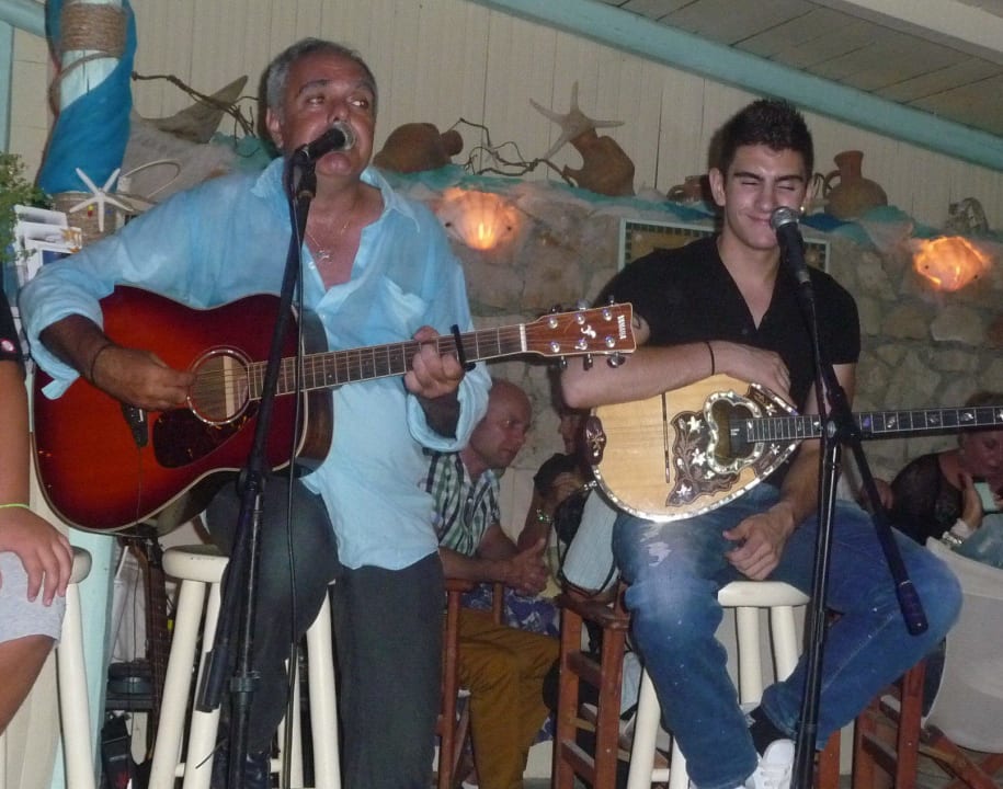 Abendunterhaltung in der Beachbar Porto Koukla Beach