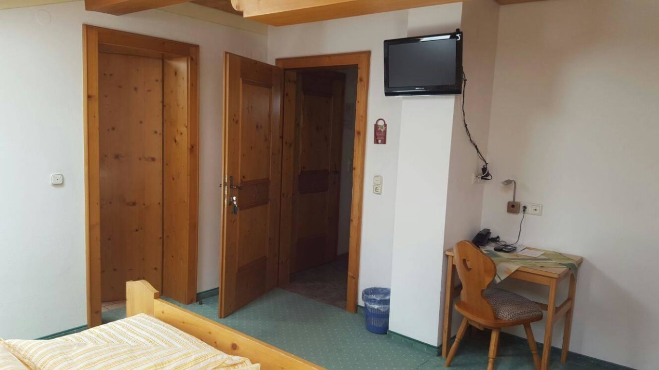 Schlafzimmer1 mit Tür zu Bad nr. 2 Haus Rosmarie