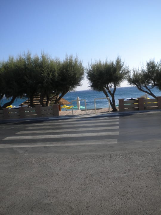 Cesta k pláži Tylissos Beach Hotel