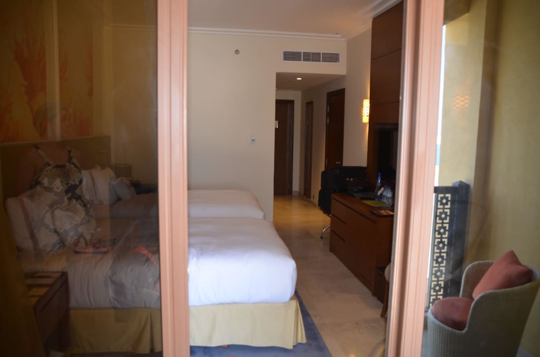 Vom Balkon ins Zimmer DoubleTree by Hilton Resort & Spa Marjan Island