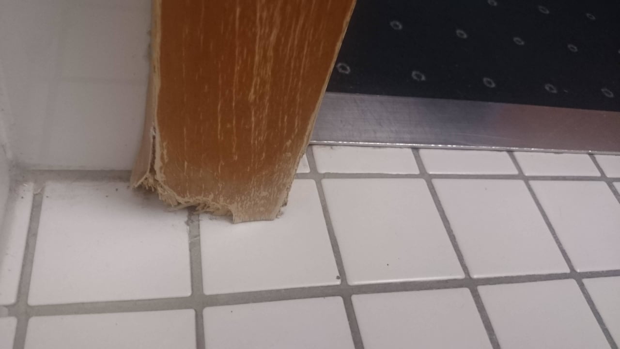 Abgefaulter Türrahmen Seehotel Adler