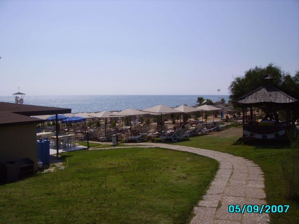 Eingang Hoteleigener Strand Hotel Victory Resort