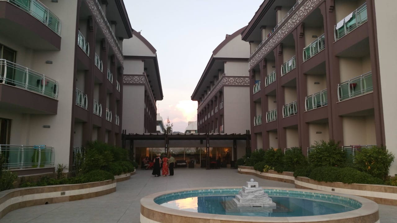 Innenhof mit Sitzgelegenheit Seamelia Beach Resort