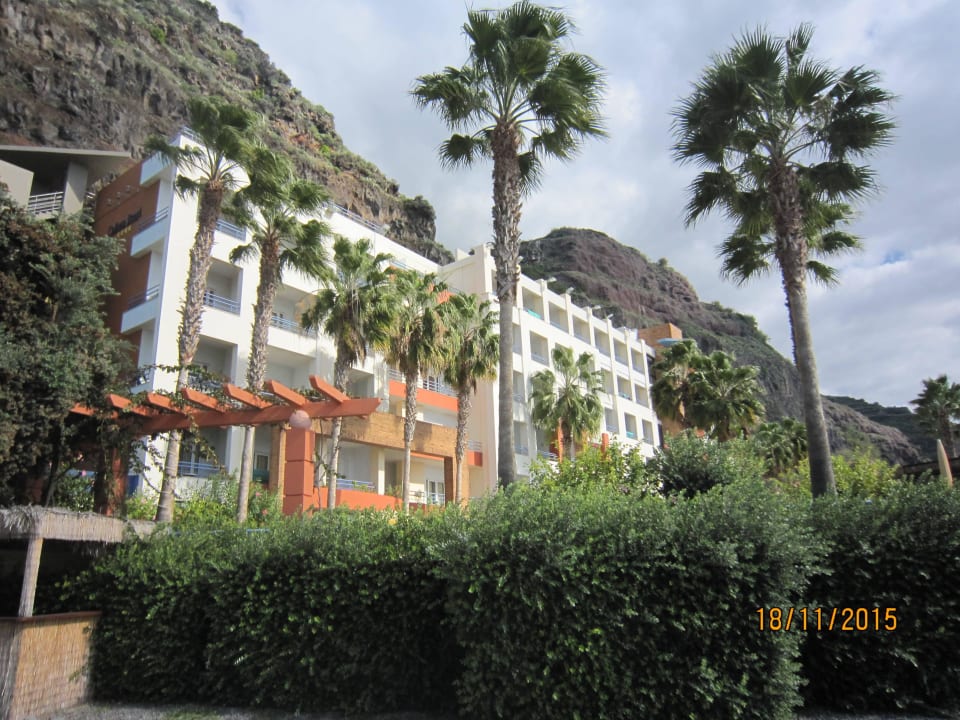 Hotelfront von der Promenade Calheta Beach