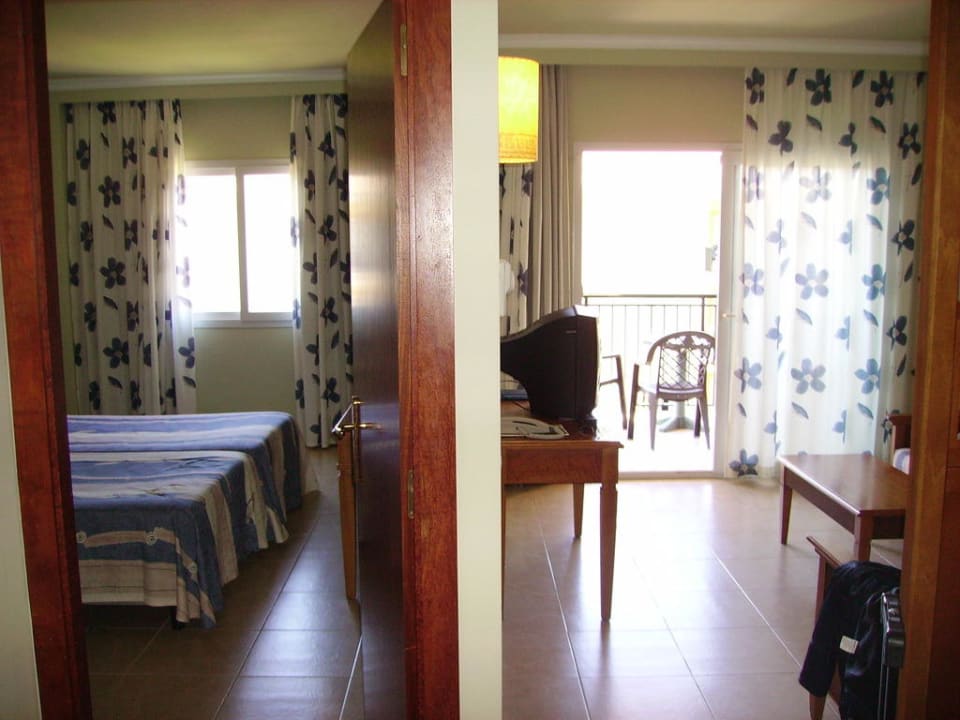 Links Schlafzimmer, Rechts Wohnzimmer Aparthotel Can Picafort Palace