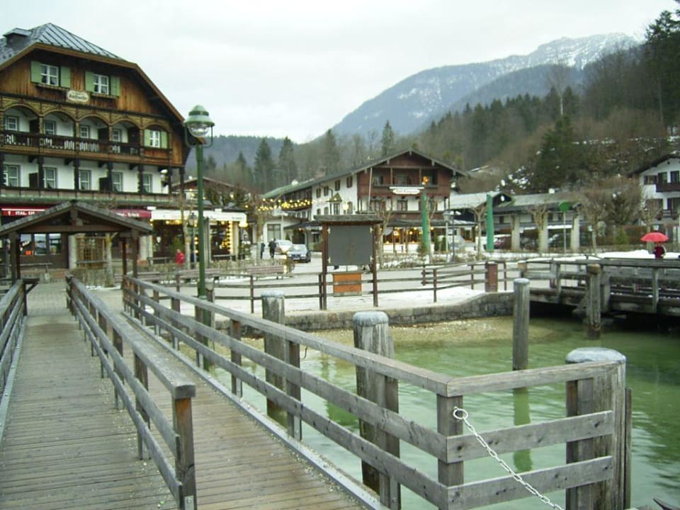 Das rechte Haus ist das Hotel Hotel Königssee