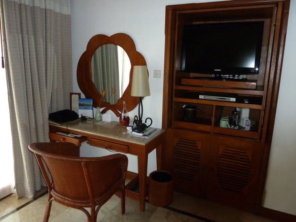 Ein kleiner Schreibtisch und Fernseher The Oberoi Beach Resort, Bali