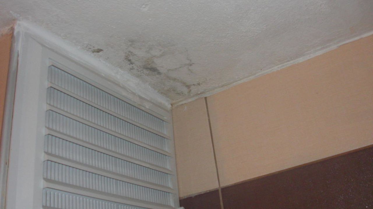 Schimmel am Badezimmerplafond Hotel Aslan City Kleopatra