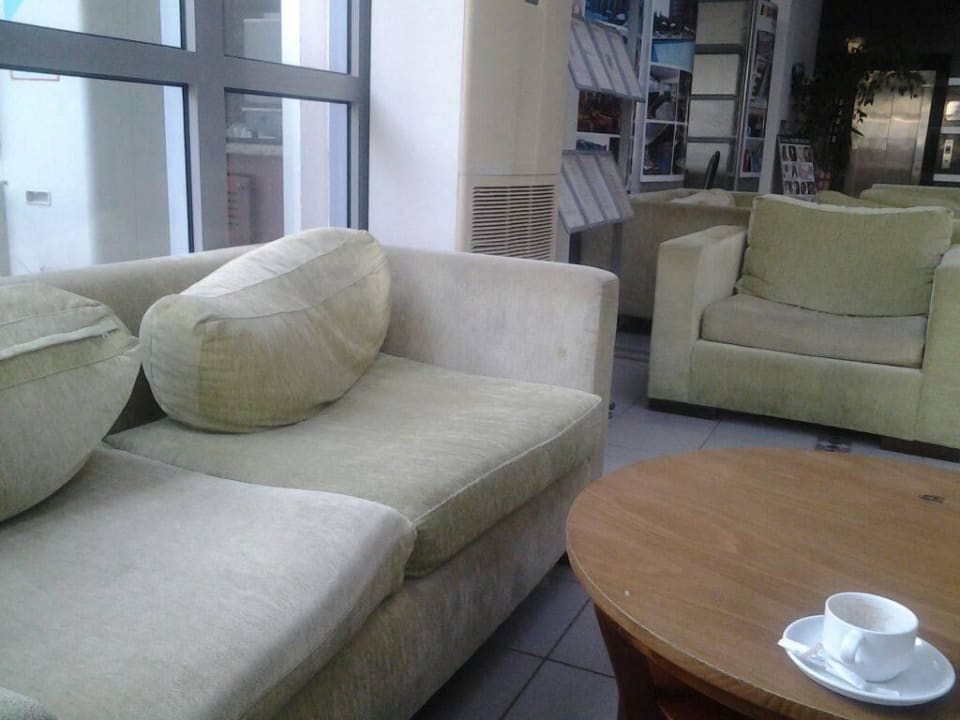 Alt, schmutzig und kaputt Sofas und Stühle Voxx Resort