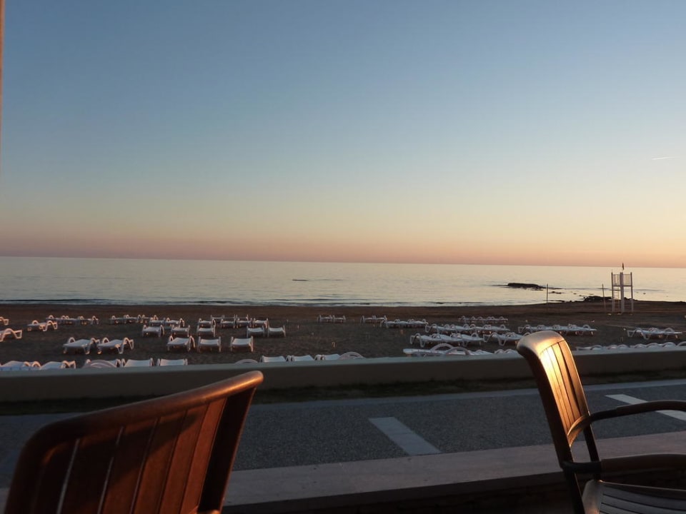 Hotel-Strand im Sonnenuntergang von der Beachbar aus Arum Barut Collection