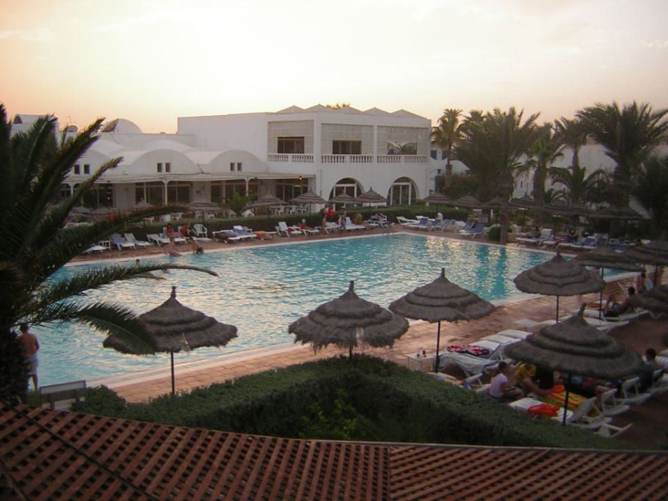 große Pool abends Hotel Meninx Djerba