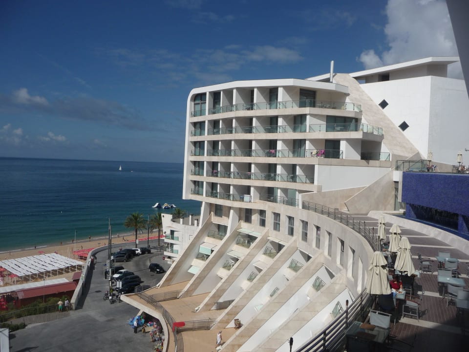 Seitlich nach links gehts zum Stadt-Strand Sesimbra Oceanfront Hotel