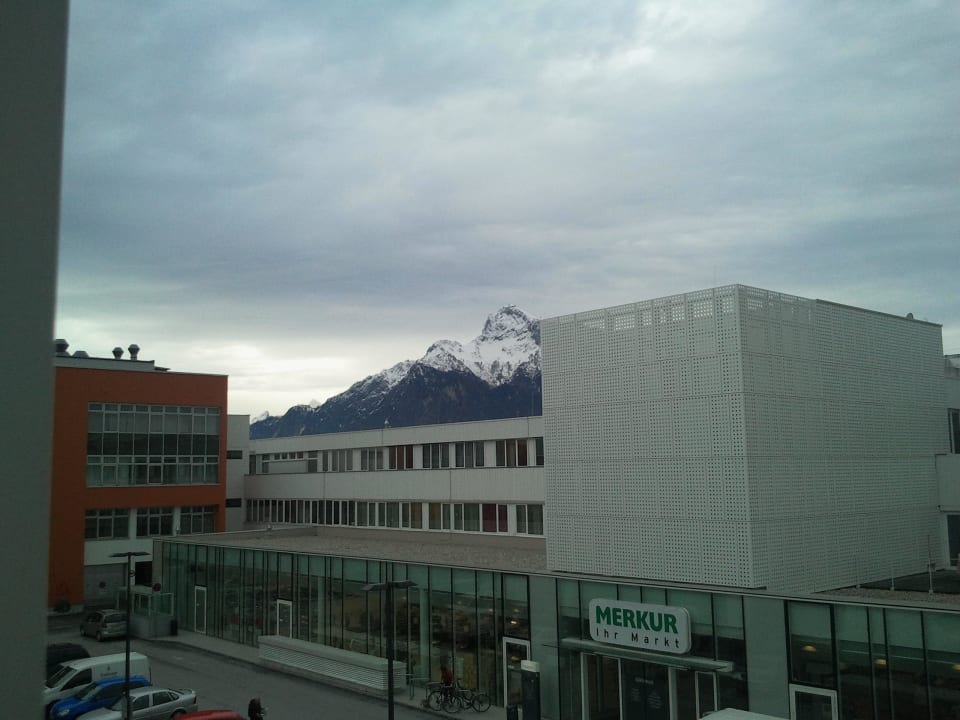 Rückwärtige Ansicht aus unserem Hotelzimmer Motel One Salzburg