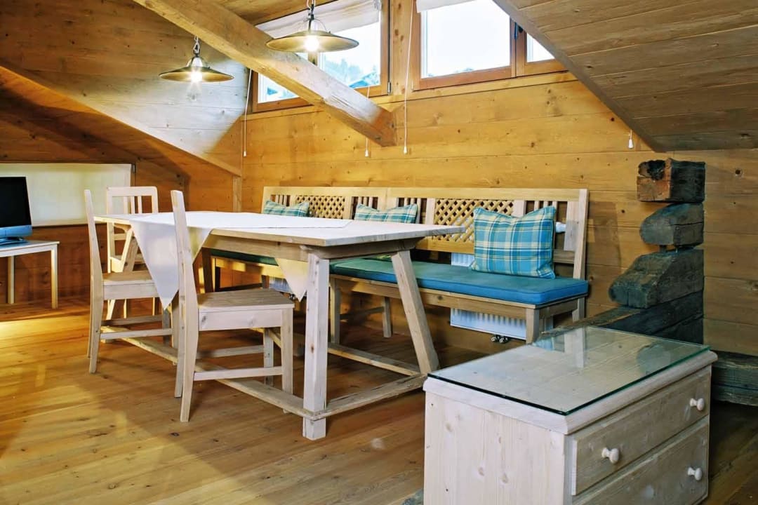 Gemütlicher Essbereich mit handbehauenen Balken Landhaus & Schloss Anras