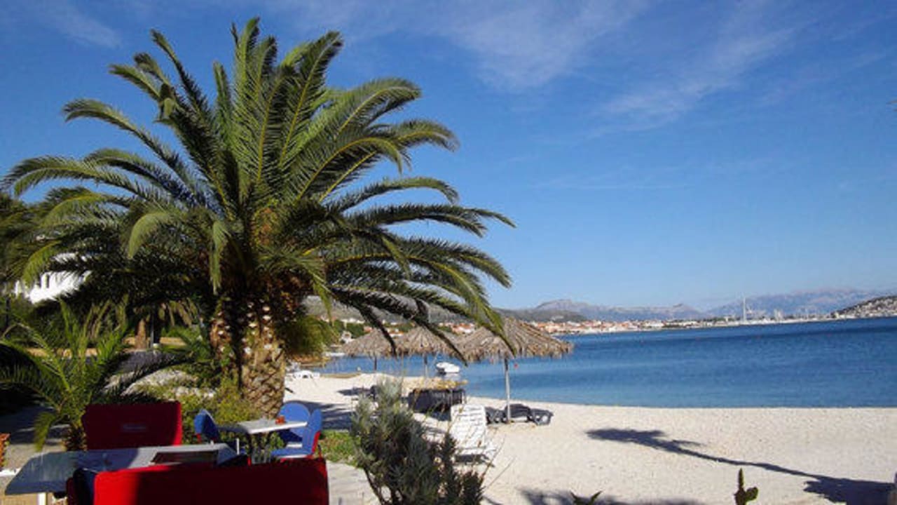 Promenadenlokal rechts vom Hotel Hotel Val