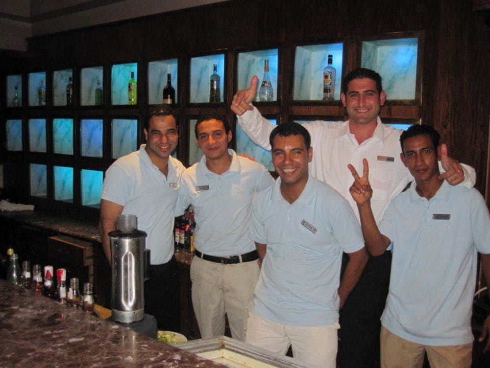 Team Sehraia Bar 4.von links Chef Ahmed Pickalbatros Alf Leila Wa Leila Resort - Neverland Hurghada