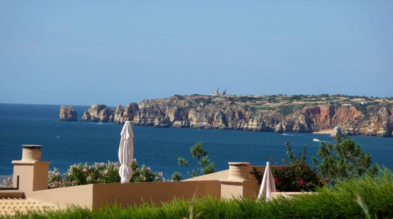 Blick vom Balkon auf die Felsalgarve von Lagos Apartments Buganvilia