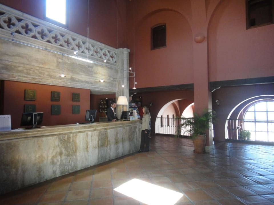 Dort steht er, der nette Herr an der Rezeption! Fuerte Conil-Resort