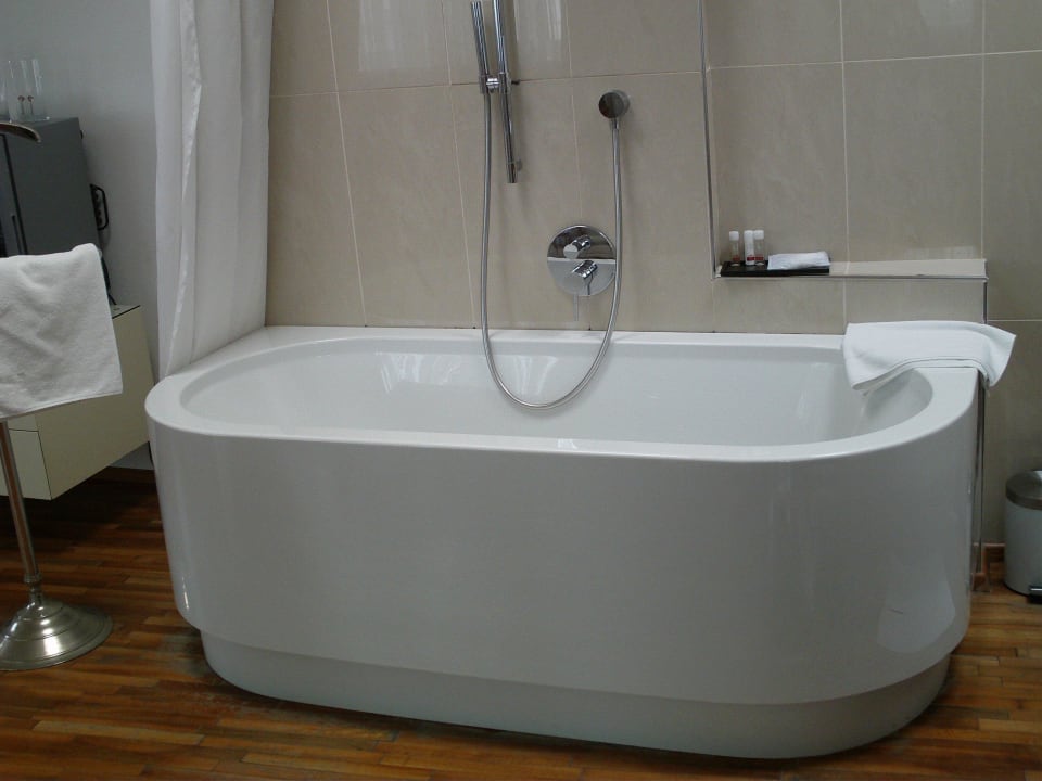 Das offene Bad in Suite 305 Landgraf Hotel & Loft