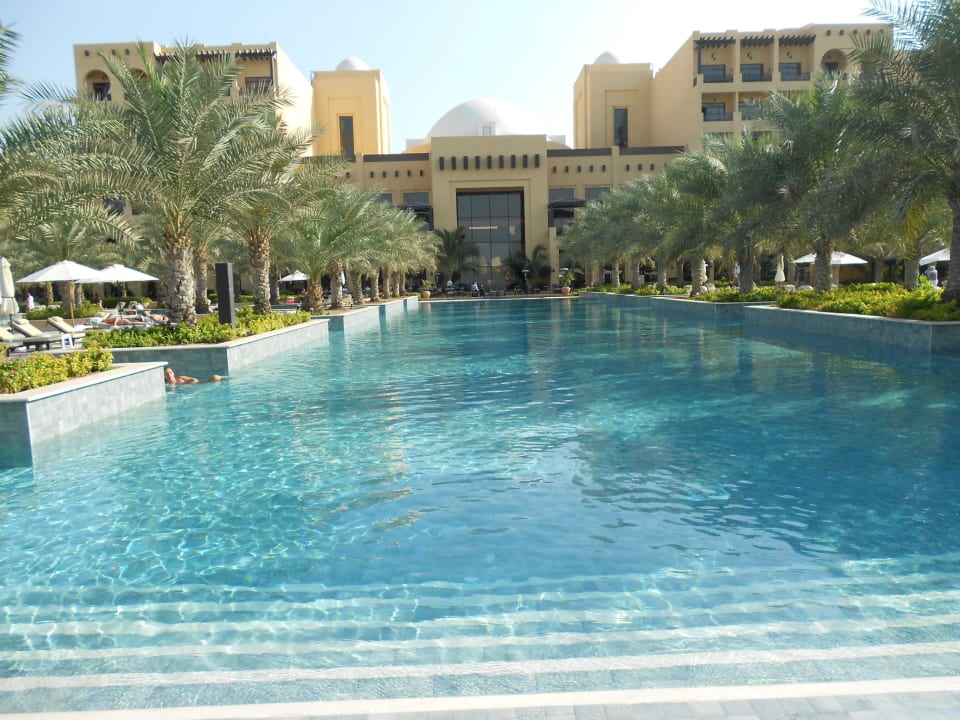Salzwasserpool mit Blick aufs Haupthaus Rixos Al Mairid Ras Al Khaimah
