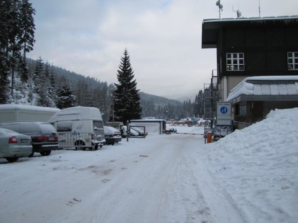 Widok z dołu hotelu na wyciągi Hotel Lenka