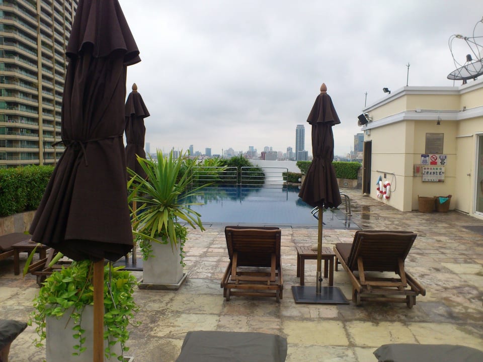 Pool auf dem Dach NH Bangkok Asoke