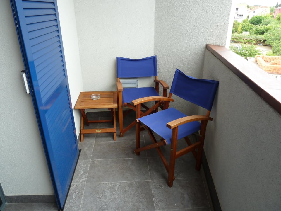 Balkonmöblierung und Schiebetüren von Schüco Hotel IN Biograd