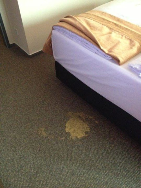 Seltsame Flecken vor dem Bett - ausgeblichen? Avani Frankfurt City