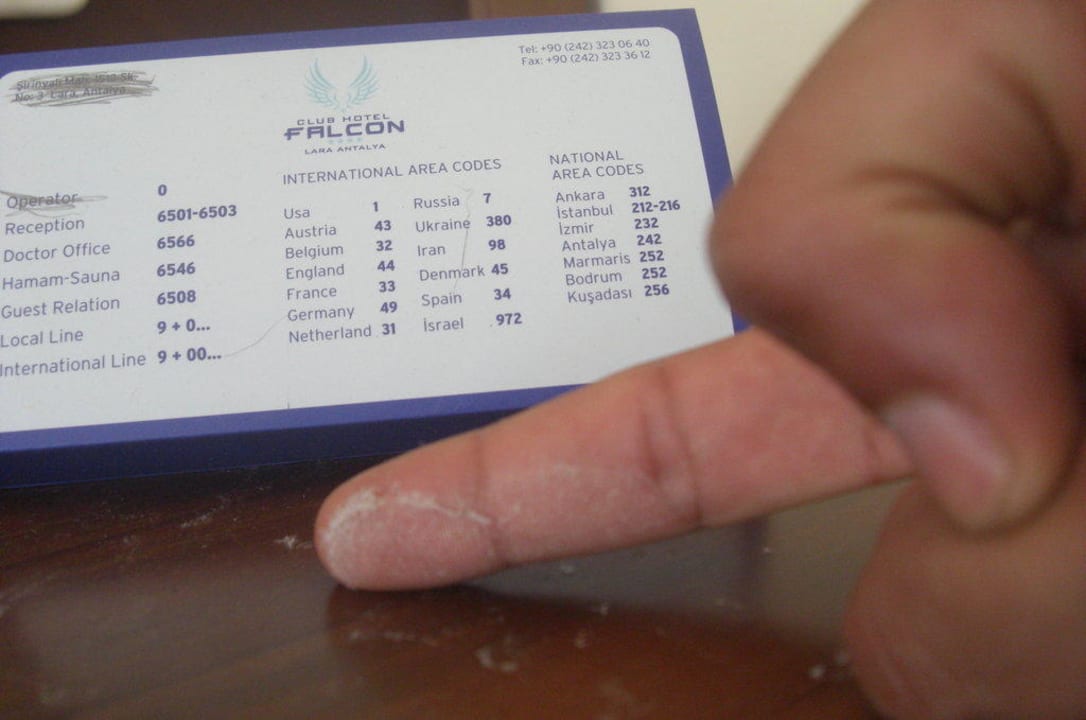 Statt sauber machen wurden der Staub verteilt. Falcon Hotel