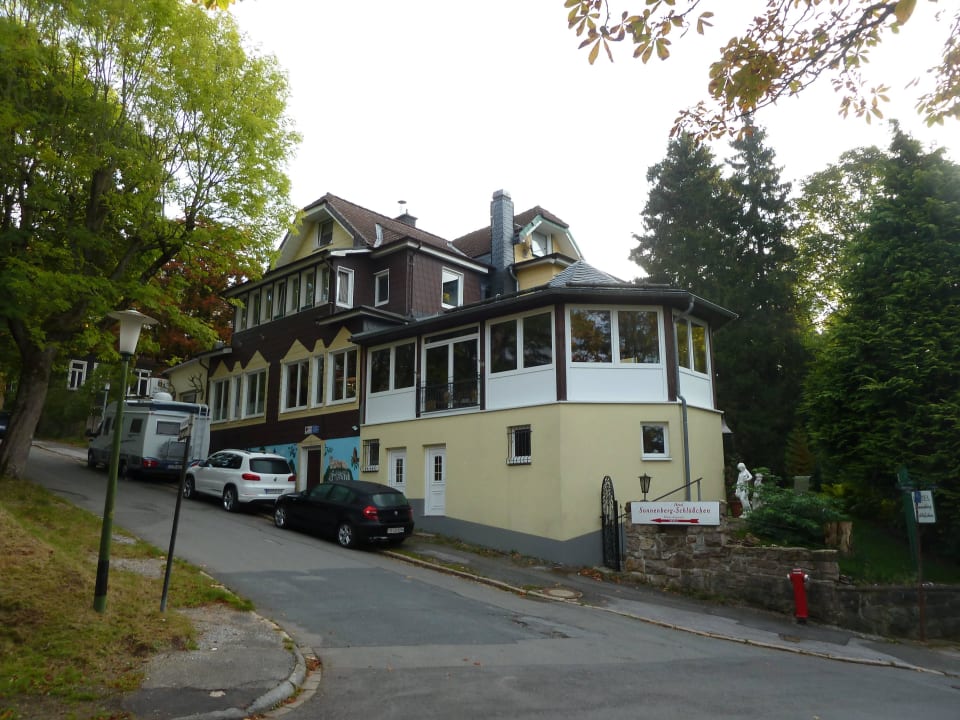 Blick zum Hotel Hotel Sonnenberg Schloesschen