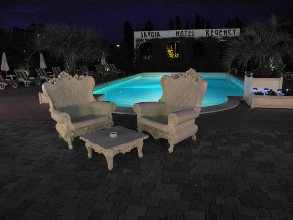Pool am Abend Savoia Hotel Regency
