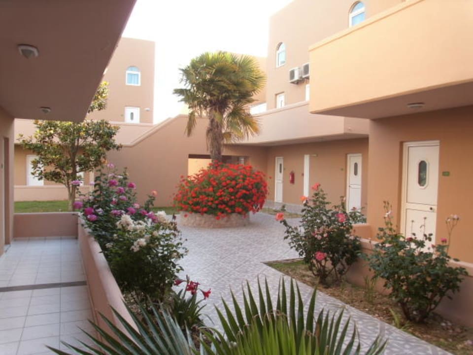 Innenhof zwischen den Studios Ilios K Village Resort