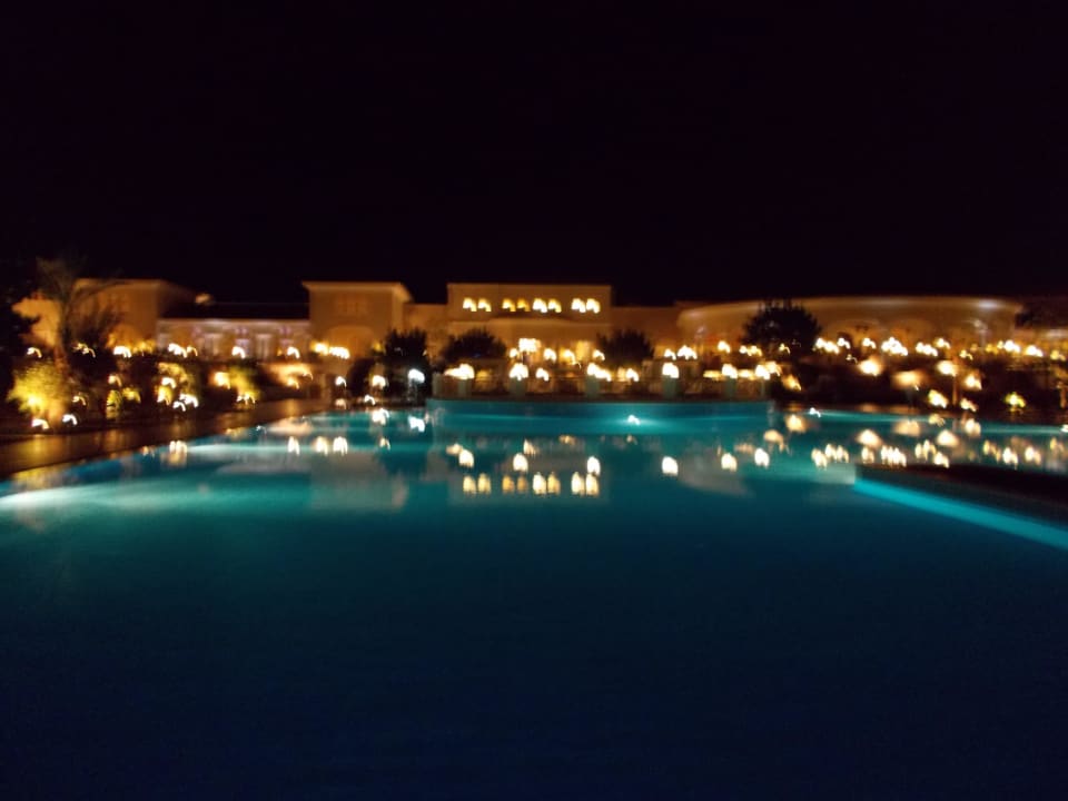 Hotelanlage bei Nacht JAZ Aquamarine Resort