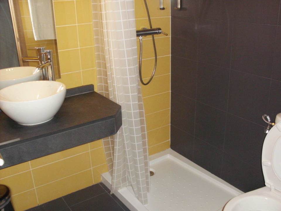 Bad mit Dusche Apartments Cala Lucia