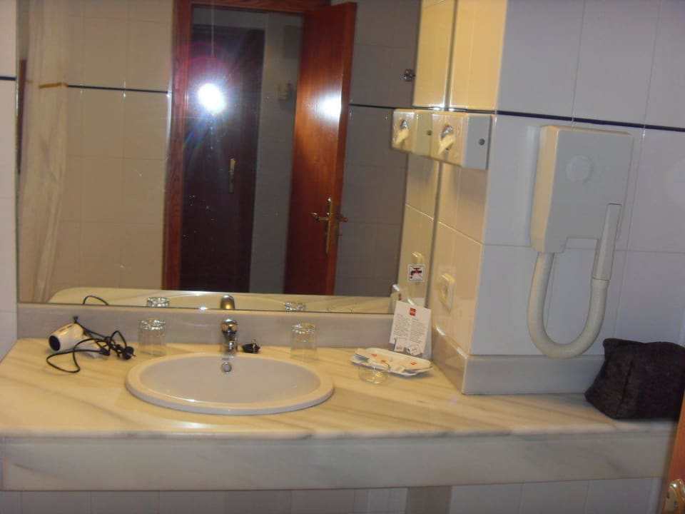 Waschbecken mit Spiegel und Fön Hotel Riu Oliva Beach Resort