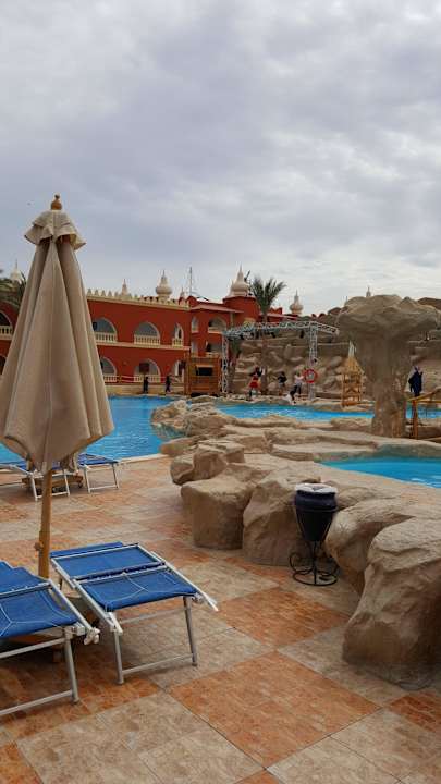1e der Poolanlagen mit Bühne  Pickalbatros Alf Leila Wa Leila Resort - Neverland Hurghada