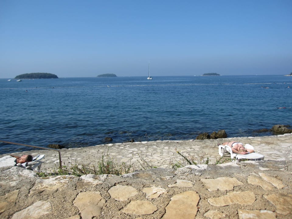 Blick vom Strand auf die Bucht mit den Inseln Maistra Select Funtana All Inclusive Resort