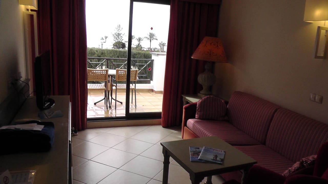 Wohnraum mit Blick auf den Balkon allsun App.-Hotel Albatros