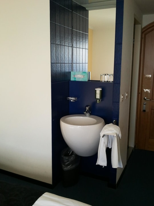 Lavabo im Zimmer neben Bett See- und Seminarhotel FloraAlpina