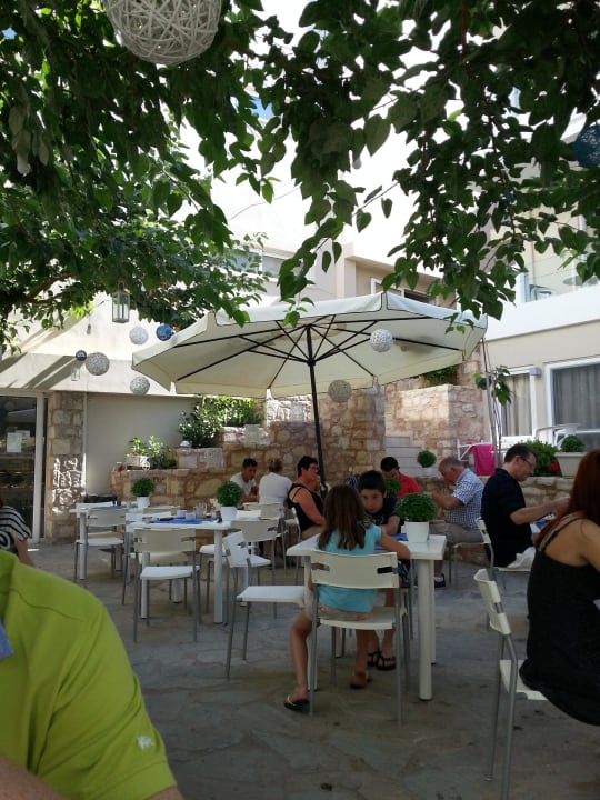 Innenhof vom Restaurant Dimitrios Beach Hotel